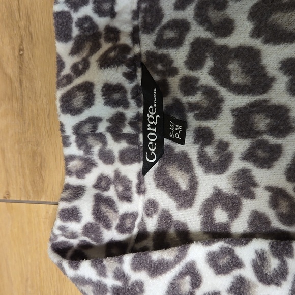 George bathrobe size S/M $15 NWOT. - Picture 11 of 14